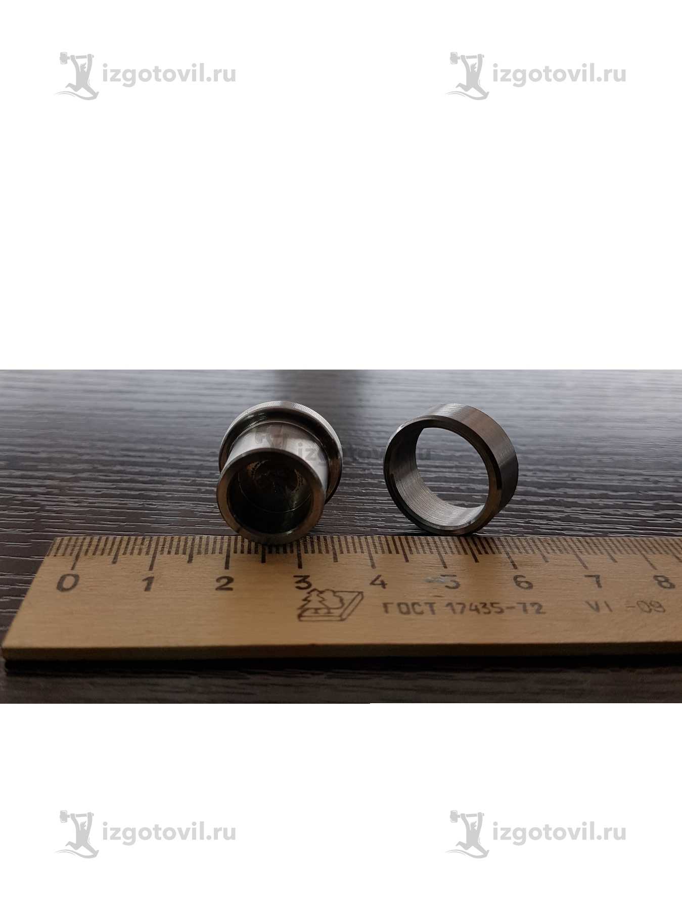 Токарная обработка металла: изготовление кольца и крышки.